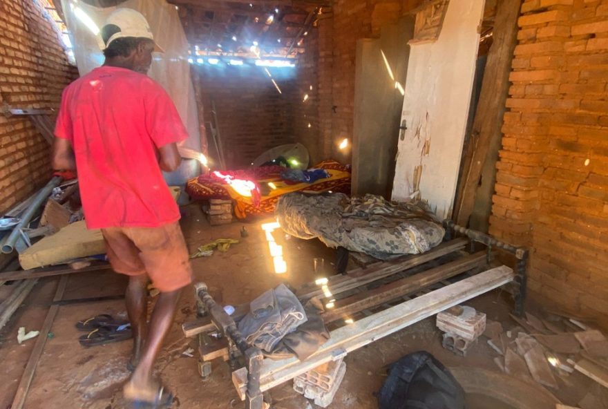 57-trabalhadores-resgatados-em-situacao-analoga-a-escravidao-na-bahia3A-agua-em-galao-de-produtos-quimicos-e-saco-plastico-nos-pes