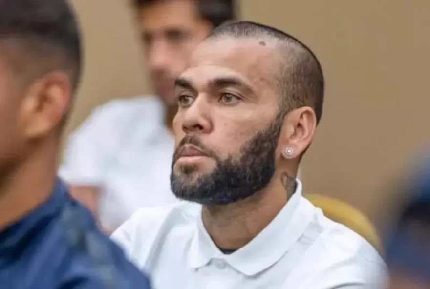 Daniel Alves é condenado a 4 anos e meio de prisão por agressão sexual