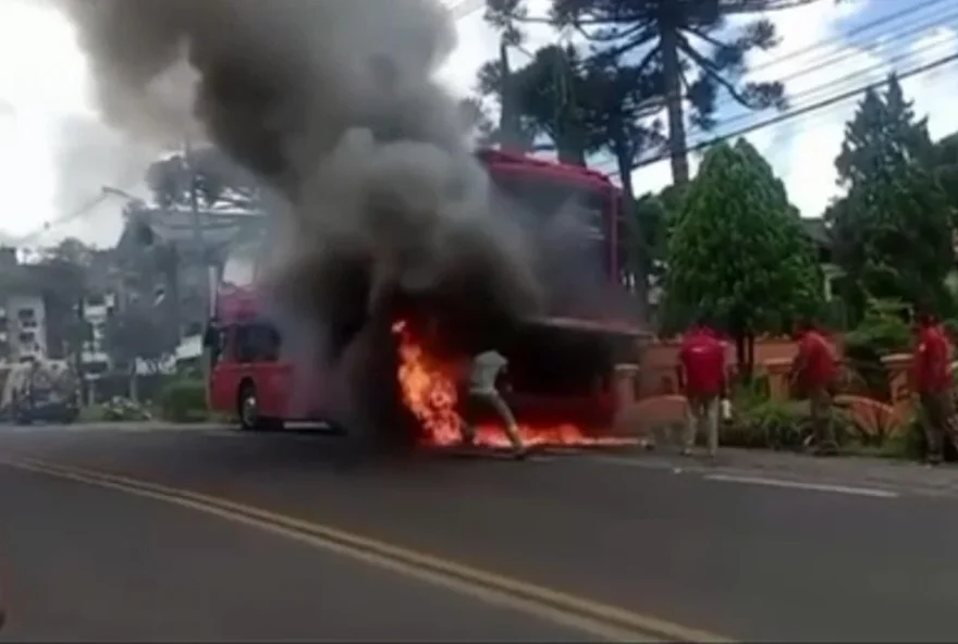 Ônibus pega fogo em Canela, Rs (Imagem: Redes Sociais)