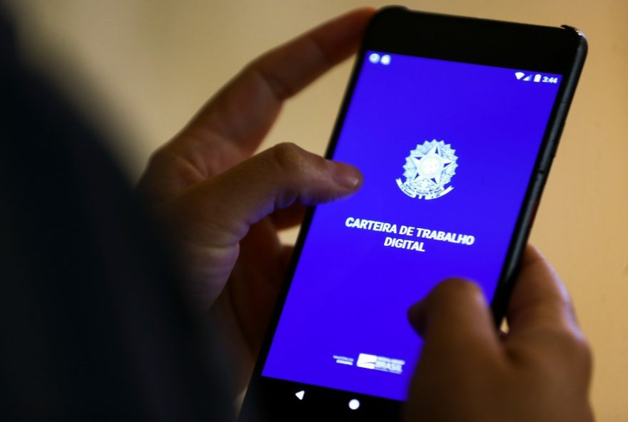 7125-dos-brasileiros-sao-favoraveis-ao-fim-da-escala-6x12C-mostra-datafolha