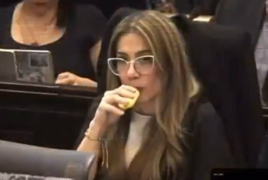 A congressista de Bogotá Cathy Juvinao flagrada com um vape (Foto: Reprodução/X)