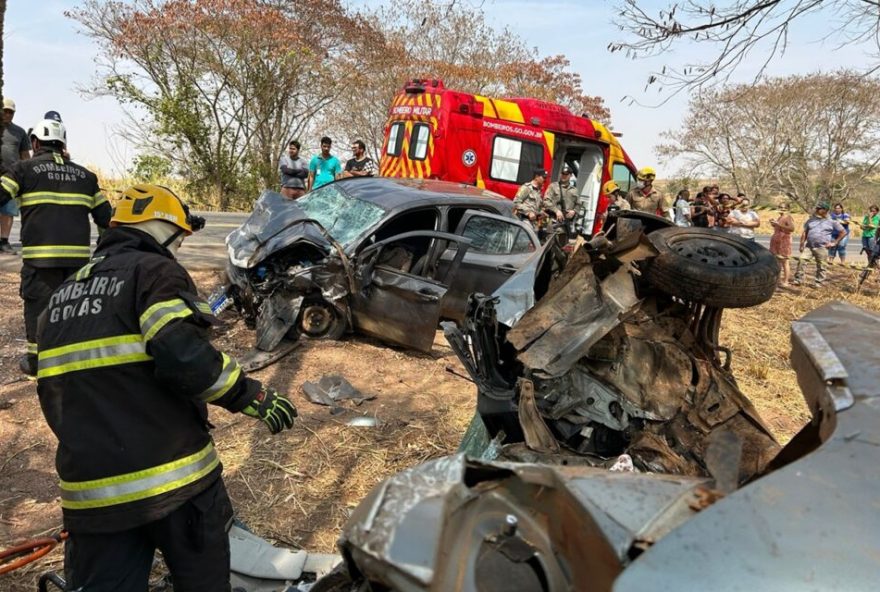 Duas pessoas morrem e outras duas ficam feridas em acidente em Anicuns (Foto: Bombeiros)