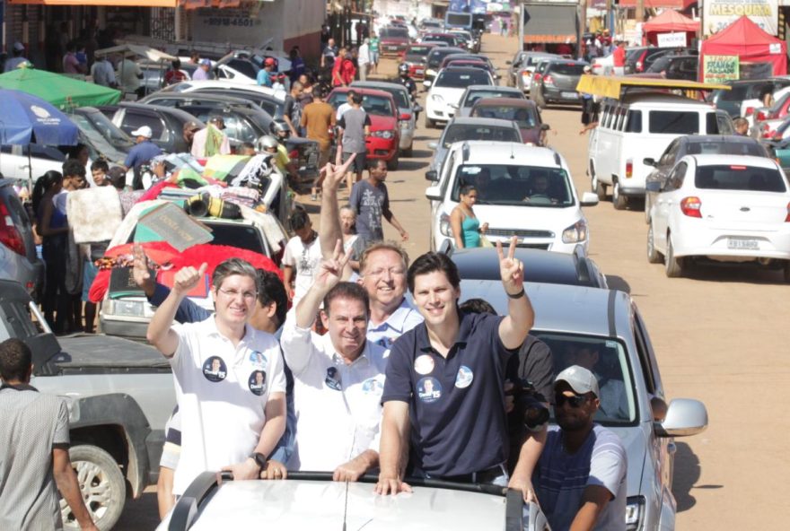 Daniel Vilela, Vanderlan Cardoso e João Campos em carreata em Águas Lindas, região do Entorno do DF. / Foto: Assessoria de campanha.