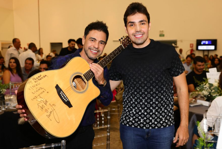 Zezé Di Camargo leiloa violão autografado para arrecadar fundos para hospital de câncer (Reprodução/Manu Scarpa)