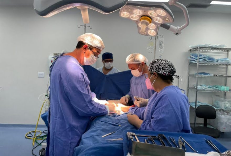 Pequenas correções que podem ter fim estético e reparador simultaneamente também fazem parte da lista de procedimentos de correção, a exemplo da blefaroplastia.(Foto: Ascom/Sesau)