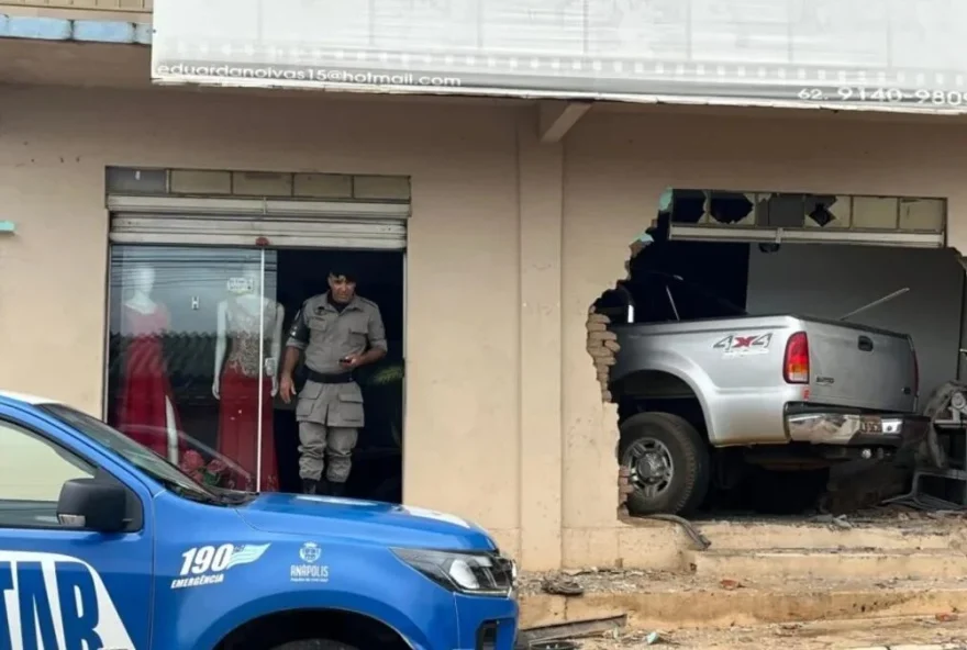 Caminhonete invade loja de noivas em Anápolis (Foto: Divulgação/Polícia Militar)