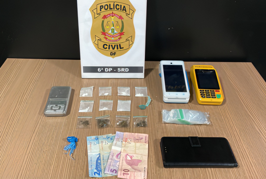 Equipes apreenderam sete porções de cocaína, cinco de maconha, duas máquinas de cartão, uma balança de precisão, um telefone celular e dinheiro em espécie (Foto: Divulgação/ PCDF)