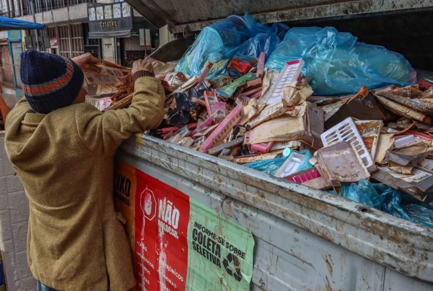 Com abrigos sendo desmobilizados, destino das pessoas é incerto. (Foto: Rafa Needermeyer/Agência Brasil)