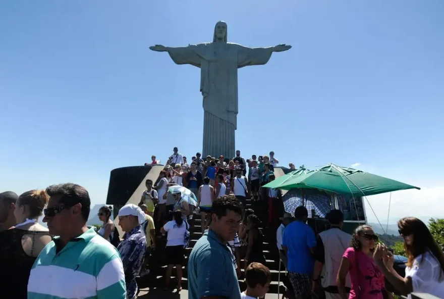 900832-dedo_cristo_redentor_danificado_por_raio_7820