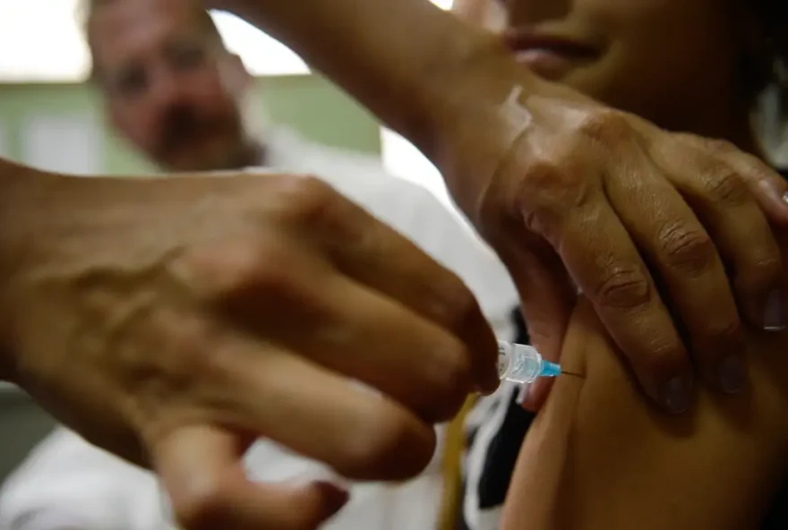 A vacinação contra o papilomavírus humano, o HPV, no SUS vai deixar de ser feita em duas doses e passará para dose única
(Foto: Agência Brasil)