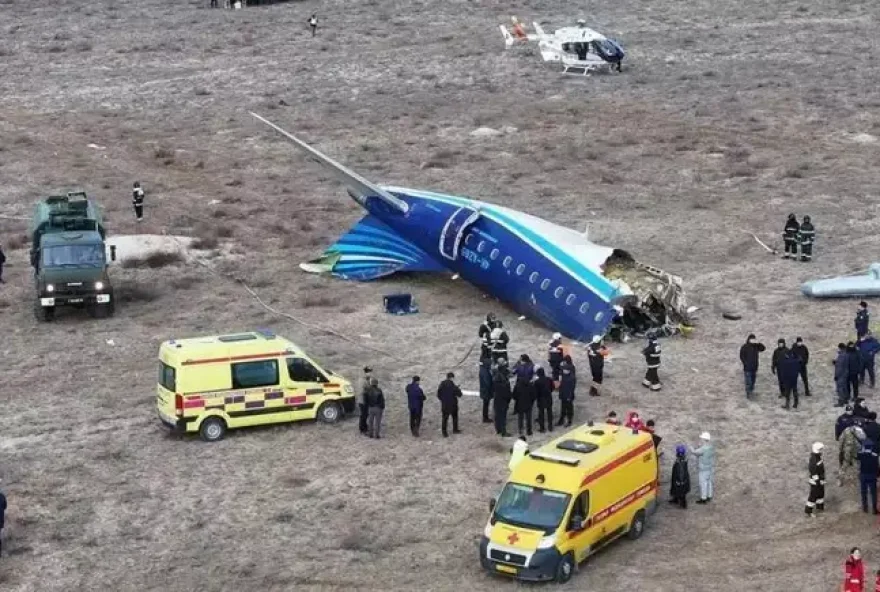 O Embraer 190 pegou fogo e se partiu ao meio durante um pouso de emergência
Foto: Reuters / BBC News Brasil