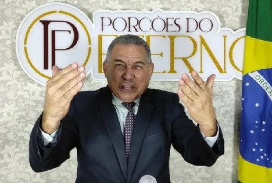 Vídeos do culto que circulam nas redes sociais mostram o pastor dizendo que “o diabo está visitando ventres”