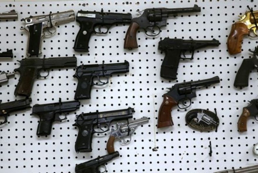 Números de armas para CAC's aumentou durante gestão Bolsonaro. (Foto: Reprodução/BBC)