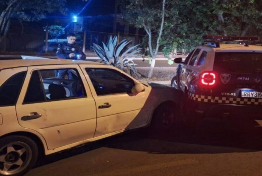 Suspeito se envolveu em um acidente e abandonou a criança, que foi encontrada pela Polícia Militar. (Foto: Reprodução)