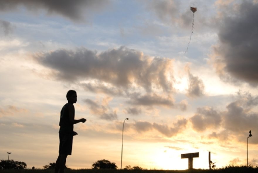 Em muitas situações, a linha cortante usada para “batalhas” entre os praticantes da brincadeira perigosa afeta não apenas pessoas, mas também a rede de fiação de energia elétrica. (Foto: Pedro Ventura/Agência Brasília)