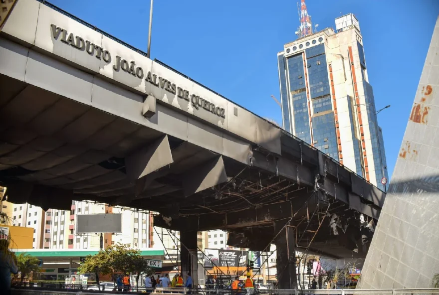 Viaduto foi incendiado por um catador de reciclagem. (Foto: Reprodução/Mais Goiás)