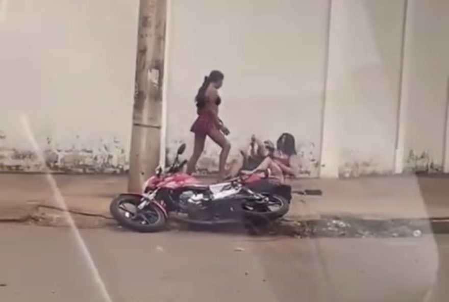 Travestis durante briga. (Imagem de vídeo)