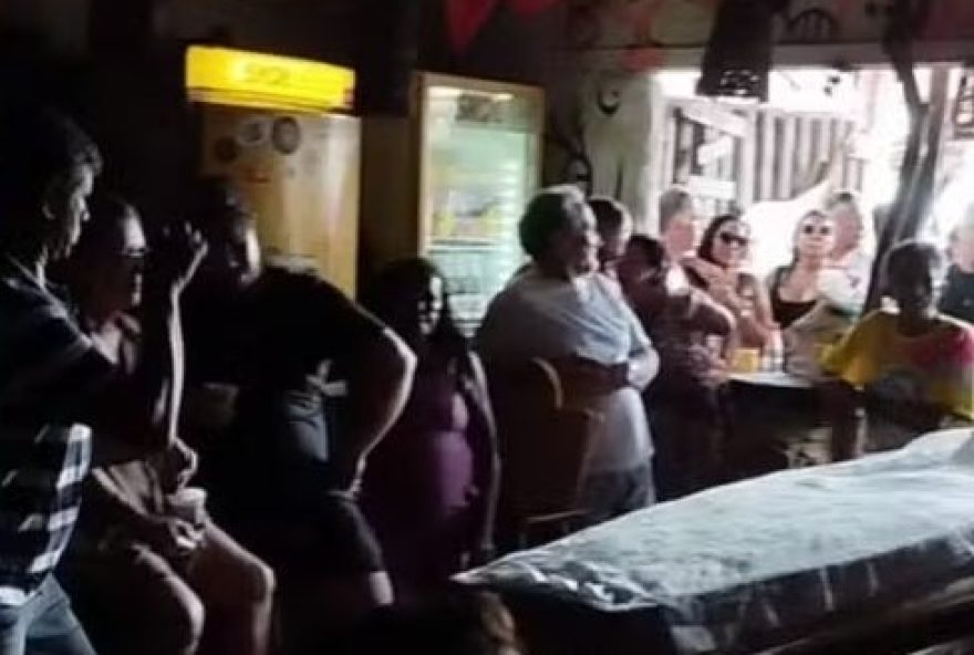 Idoso tem velório em bar com música e bebida no Ceará