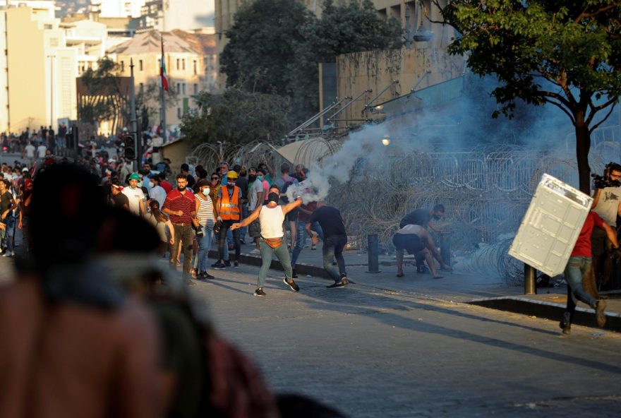 9ago2020---manifestantes-e-policiais-voltaram-a-se-enfrentar-em-protesto-neste-domingo-em-beirute-no-libano-1596990091331_v2_1920x1207