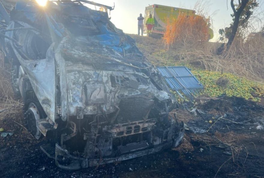 A cabine do veículo pegou fogo, e o motorista morreu no local (Foto: PRF)