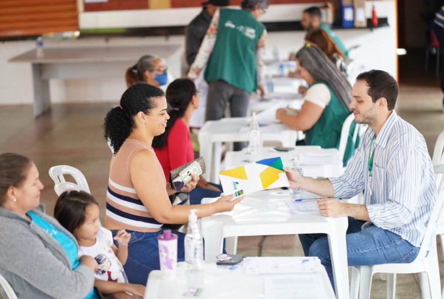 Mais 485 famílias recebem escrituras do Governo de Goiás