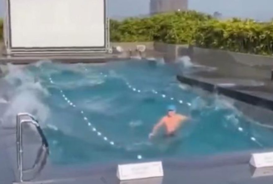 Turista fica “preso” em piscina durante terremoto em Taiwan 