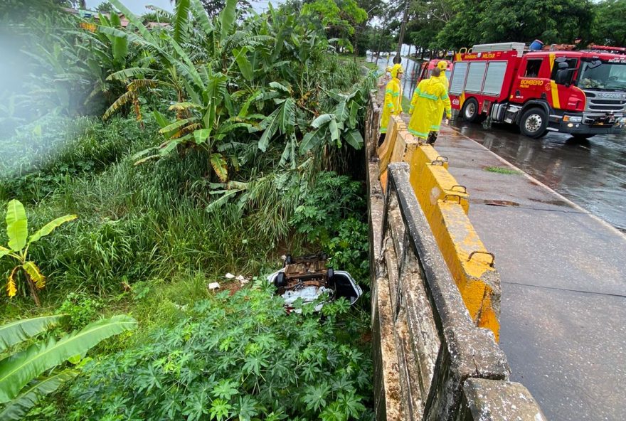 Carro capota na avenida Goiás norte, em Goiânia