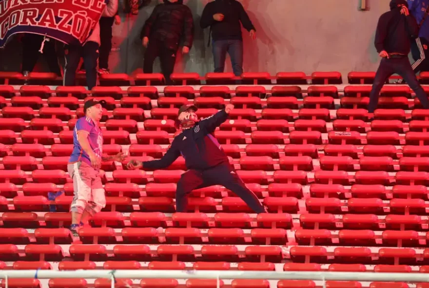 AFP__20250821__723434L__v2__HighRes__FblSudamericanaIndependienteUchileFans-1920x1280