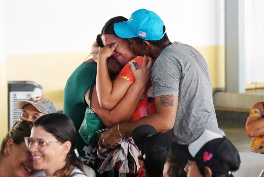 Francelina Bernardes (ao centro), de Ipameri, comemora com a família: “Agora meus filhos vão ter onde morar” 
(Fotos: Octacílio Queiroz e Jaids Júnior)