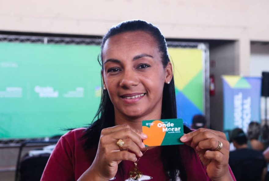 AGEHAB_ALUGUEL_SOCIAL_EM_SILVANIA_E_CRISTIANOPOLIS_BENEFICIARIA_EDGARD_SOARES-1215x810