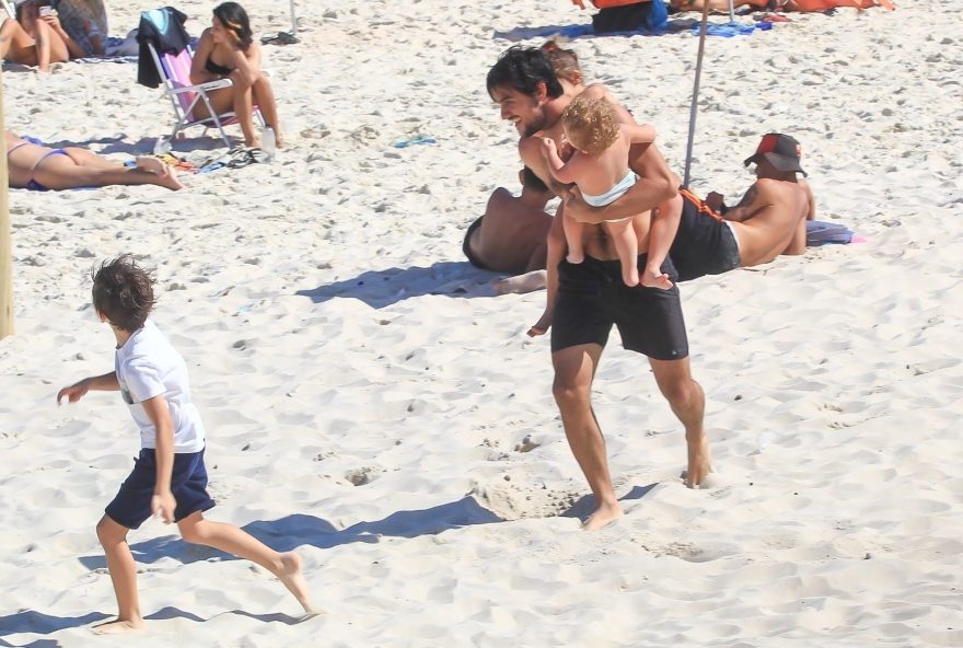 AGN_2196876 - Rio de Janeiro, BRASIL  -  *EXCLUSIVO*  - Felipe Simas se diverte com os filho e a família na praia no Rio.

Barra da Tijuca 



Foto Fabricio Pioyani/AgNews/

Pictured: Felipe Simas se diverte com os filho e a família na praia no Rio.  Barra da Tijuca     Foto Fabricio

AgNews 23 AGOSTO 2021 

BYLINE MUST READ: Fabricio Pioyani / AgNews

Xico Silva
telefone: (21) 98240-2501
email: agnews.fotografia@gmail.com