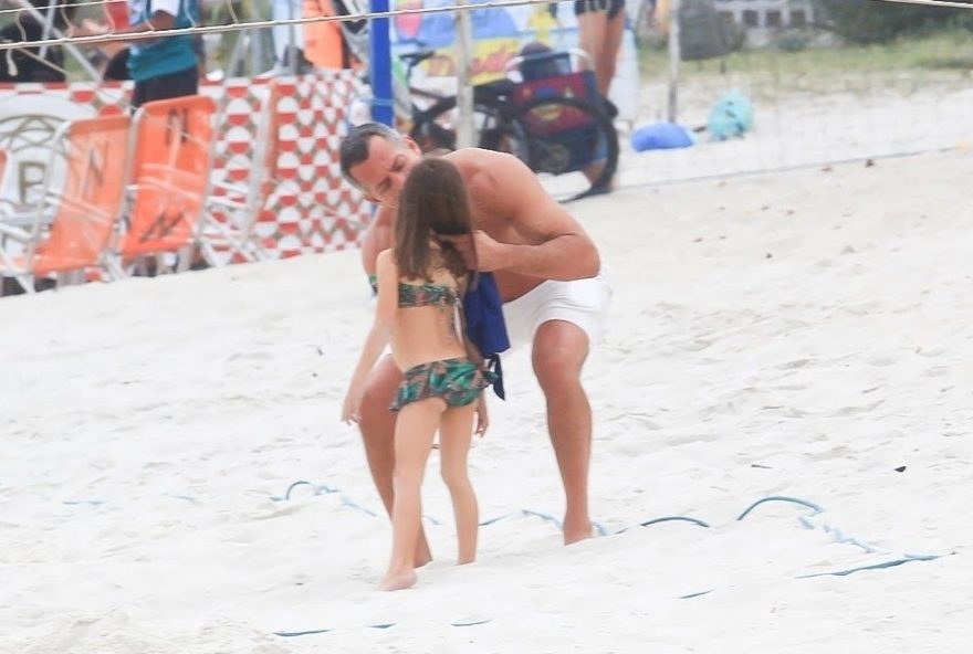 AGN_2201412 - Rio de Janeiro, BRASIL  -  *EXCLUSIVO*  - Malvino Salvador e Kyra Gracie curtem praia com os filhos

Barra da Tijuca 

Foto Fabricio Pioyani/AgNews/

Pictured: Malvino Salvador e Kyra Gracie curtem praia com os filhos  Barra da Tijuca   Foto Fabricio Pioyani/A

AgNews 29 AGOSTO 2021 

BYLINE MUST READ: Fabricio Pioyani / AgNews

Xico Silva
telefone: (21) 98240-2501
email: agnews.fotografia@gmail.com