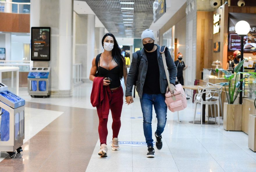 AGN_2204114 - Rio de Janeiro, BRASIL  -  *EXCLUSIVO*  - (EXCLUSIVO)  Belo e Gracyanne Barbosa embarcam juntinhos no aeroporto Santos Dumont no Rio de Janeiro.

Pictured: Belo e Gracyanne

AgNews 1 SETEMBRO 2021 

BYLINE MUST READ: Webert Belecio / AgNews

Xico Silva
telefone: (21) 98240-2501
email: agnews.fotografia@gmail.com