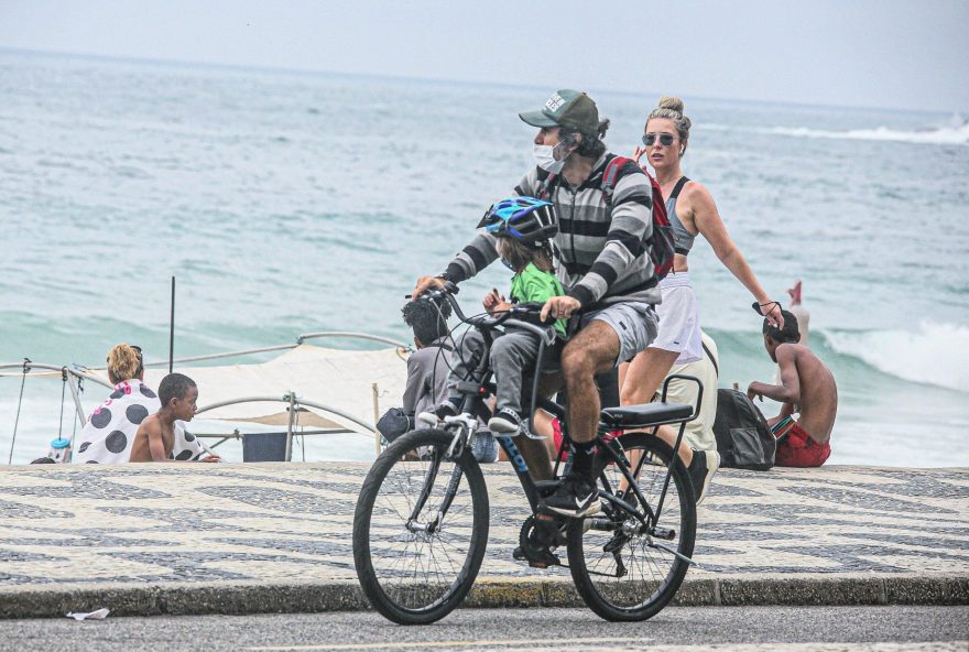 AGN_2207626 -  -  Rio de Janeiro, BRASIL  -  *EXCLUSIVO*  - Eriberto Leão pedala carregando o filho na orla da Zona sul do Rio - Fotos Daniel Delmiro

Pictured: Eriberto Leão

AgNews 5 SETEMBRO 2021 

BYLINE MUST READ: Daniel Delmiro / AgNews

Xico Silva
telefone: (21) 98240-2501
email: agnews.fotografia@gmail.com

Xico Silva
telefone: (21) 98240-2501
email: agnews.fotografia@gmail.com