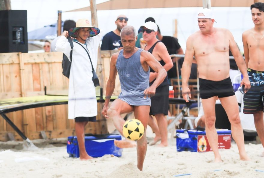 AGN_2207677 - Rio de Janeiro, BRASIL  -  *EXCLUSIVO*  - Romário curte dia de praia e joga futevôlei com a quadra cheia de fã no Rio.

Barra da Tijuca 


Foto Fabricio Pioyani/AgNews/

Pictured: Romário curte dia de praia e joga futevôlei com a quadra cheia de fã no Rio.  Barra da Tijuca    Fot

AgNews 5 SETEMBRO 2021 

BYLINE MUST READ: Fabricio Pioyani / AgNews

Xico Silva
telefone: (21) 98240-2501
email: agnews.fotografia@gmail.com