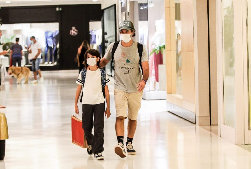 AGN_2218879 - *EXCLUSIVO* Rio de Janeiro, BRASIL  - Eriberto Leão e o filho passeia em shopping da zona sul do rio.

Fotos Fabricio Pioyani/Agnews

Pictured: Eriberto Leão e o filho 

AgNews 15 SETEMBRO 2021 

BYLINE MUST READ: Fabricio Pioyani/AgNews / AgNews

Xico Silva
telefone: (21) 98240-2501
email: agnews.fotografia@gmail.com