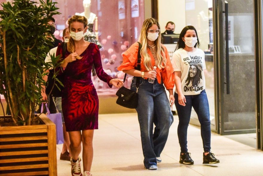 AGN_2222940 - São Paulo, BRASIL  -  *EXCLUSIVO*  - Marília Mendonça e Maiara e Maraisa são vistas passeando no shopping Cidade Jardim em São Paulo

Pictured: Marília Mendonça e Maiara e Maraisa

AgNews 20 SETEMBRO 2021 

BYLINE MUST READ: Leo Franco / AgNews

Xico Silva
telefone: (21) 98240-2501
email: agnews.fotografia@gmail.com