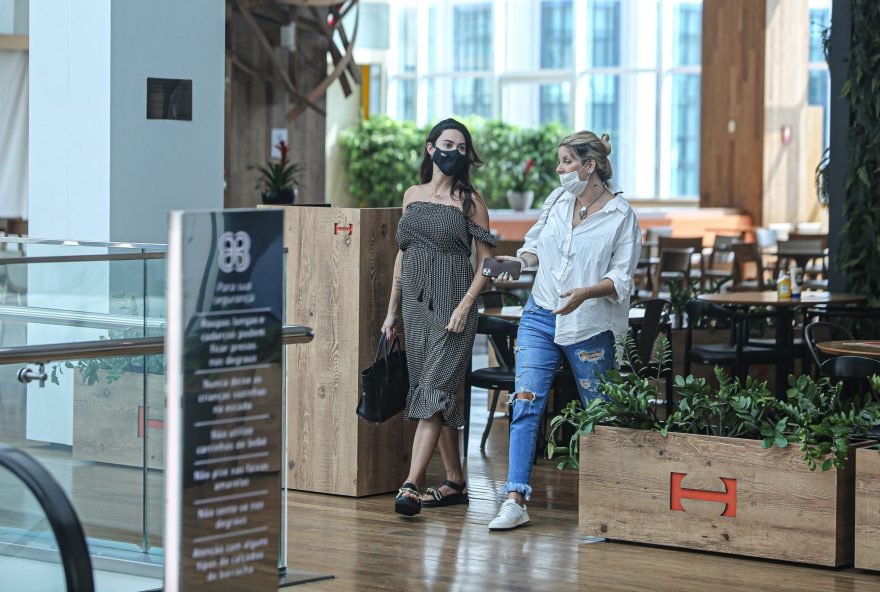 AGN_2235347 - *EXCLUSIVO* Rio de Janeiro, BRASIL  - Thaila Ayala exibe barriguinha de gravida em passeio com sua amiga no Shopping Village Mall no Rio de Janeiro.

Pictured: Thaila Ayala

AgNews 4 OUTUBRO 2021 

Xico Silva
telefone: (21) 98240-2501
email: agnews.fotografia@gmail.com