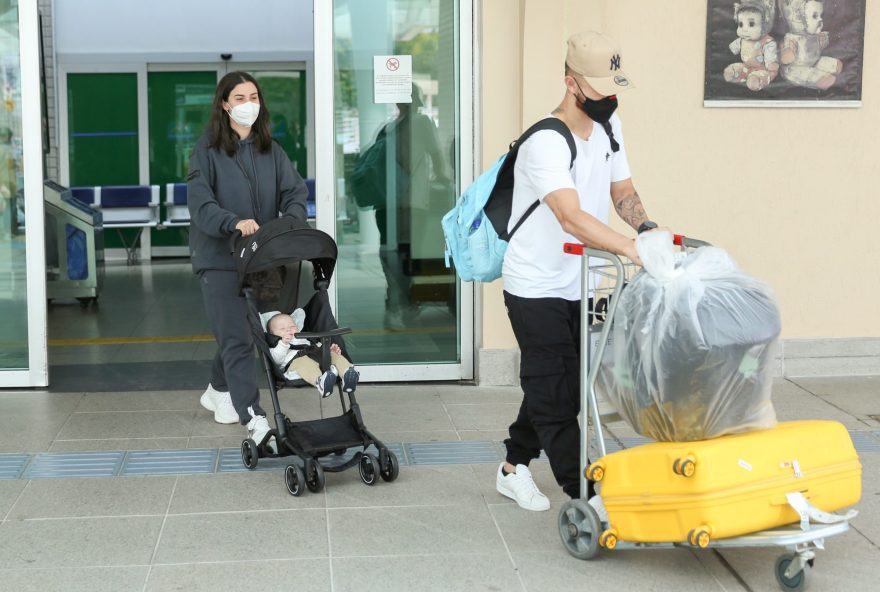 AGN_2242376 - São Paulo, BRASIL  -  *EXCLUSIVO*  - Em rara aparição, Boca Rosa (Bianca Andrade) desembarca com Fred e o filho no aeroporto de Congonhas, em São Paulo.

Pictured: Boca Rosa (Bianca Andrade) desembarca com Fred e o filho 

AgNews 13 OUTUBRO 2021 

BYLINE MUST READ: Lucas Ramos / AgNews

Xico Silva
telefone: (21) 98240-2501
email: agnews.fotografia@gmail.com