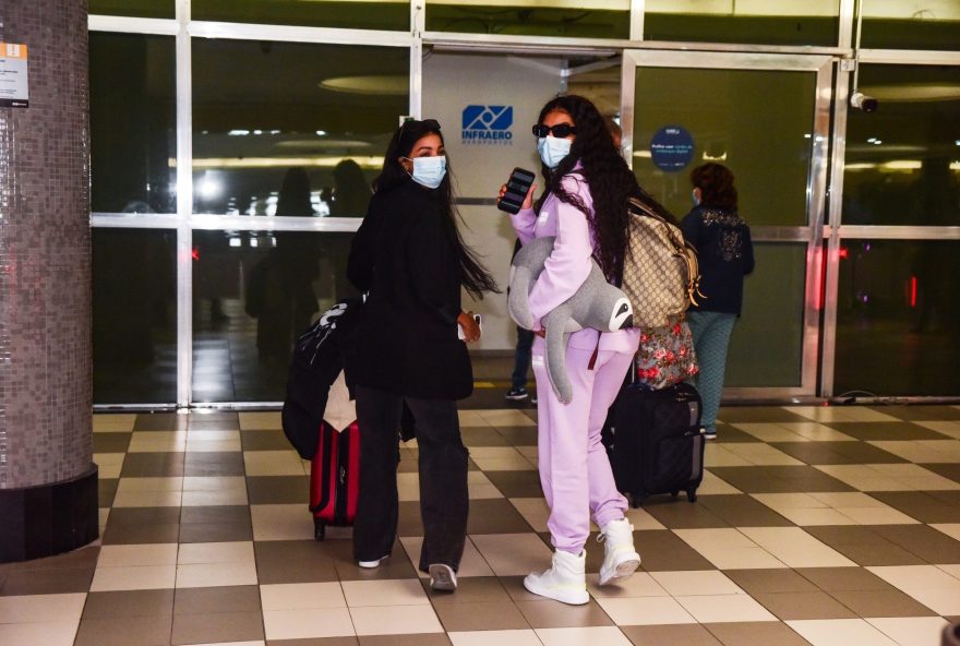 Ludmilla e Brunna dão tchau aos paparazzi ao embarcarem em aeroporto de SP.