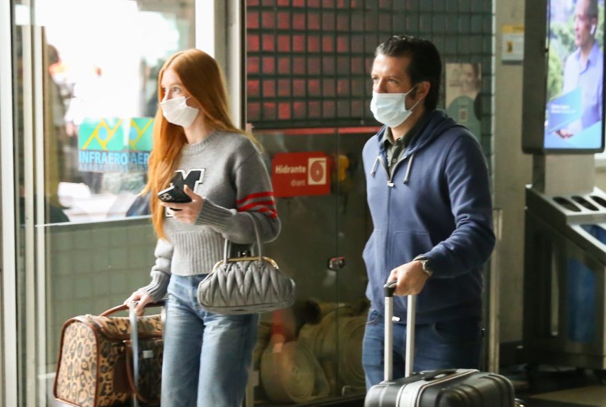 AGN_2250971 - São Paulo, BRASIL  -  *EXCLUSIVO*  - Flagra! Marina Ruy Barbosa e Guilherme Mussi desembarcam juntos no aeroporto de Congonhas, em São Paulo.

Pictured: Marina Ruy Barbosa e Guilherme Mussi

AgNews 25 OUTUBRO 2021 

BYLINE MUST READ: Lucas Ramos / AgNews

Xico Silva
telefone: (21) 98240-2501
email: agnews.fotografia@gmail.com