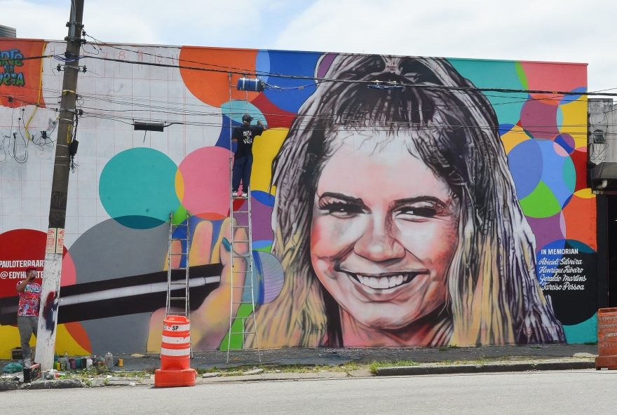 AGN_2262800 - SP, BRASIL  -  Marília Mendonça - Painel de 23 metros de largura por seis de altura que traz o rosto da cantora - Os Artistas plásticos Paulo Terra e Edy HP realizam no Campo Limpo (Zona Sul de São Paulo) e pode ser visto na altura do 4000 da Estrada do Campo Limpo-SP.

Pictured: Paulo Terra e Edy HP e Marília Mendonça

AgNews 10 NOVEMBRO 2021 

BYLINE MUST READ: Francisco Cepeda / AgNews

Xico Silva
telefone: (21) 98240-2501
email: agnews.fotografia@gmail.com