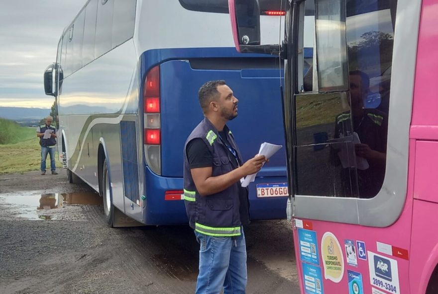 Segundo o coordenador substituto de Fiscalização do Transporte da Agência, Pedro Henrique Quermes, é importante que as famílias evitem o transporte clandestino por questões legais e de segurança. Fotos: AGR