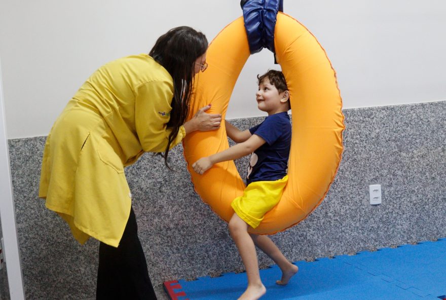 Autistas: cada caso tem sua especificidade, e cada pessoa pode ser afetada em diferentes proporções pelos barulhos extremos (Foto: Klysman Prado/Agir)