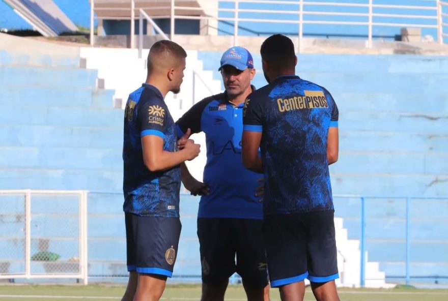 Aparecidense Eduardo Souza conversa com jogadores