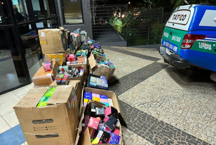 Cigarros eletrônicos apreendidos possuem valor estimado de R$ 1 milhão e seriam vendidos em todo o estado de Goiás (Foto: PMGO)