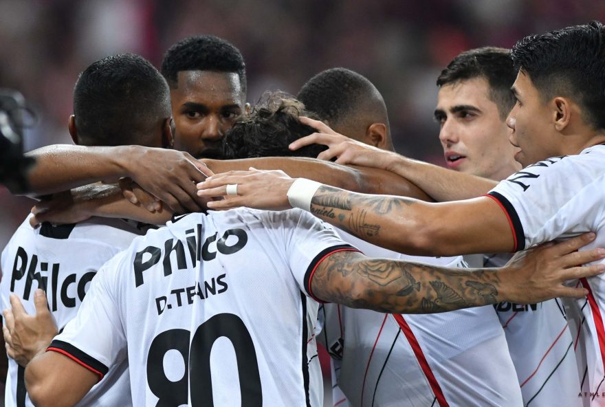 Athletico Paranaense comemora vaga na final da Copa do Brasil