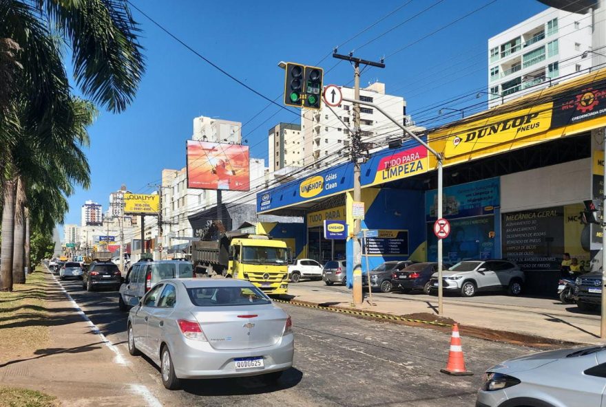 Trânsito em uma única pista na Avenida 85, no Setor Bueno: motoristas devem redobrar a atenção ao trafegar pelo local