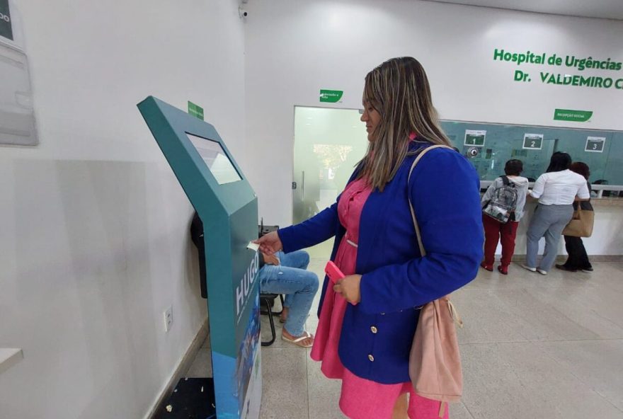 Acompanhante de paciente internado no Hugo pega senha de acesso ao boletim de paciente em totem eletrônico da própria unidade (Foto: Julianna Adornelas)