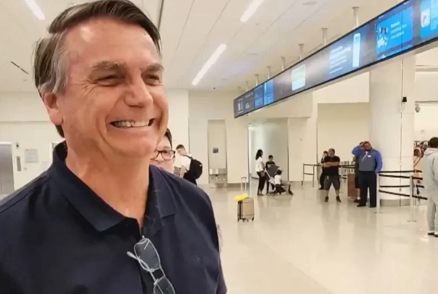 Na chegada ao Brasil, Bolsonaro 'frustra' apoiadores e vai à sede do PL